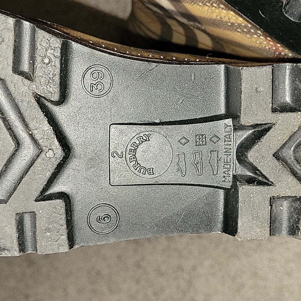 Authentic Burberry rain boots - Picture 6 of 11